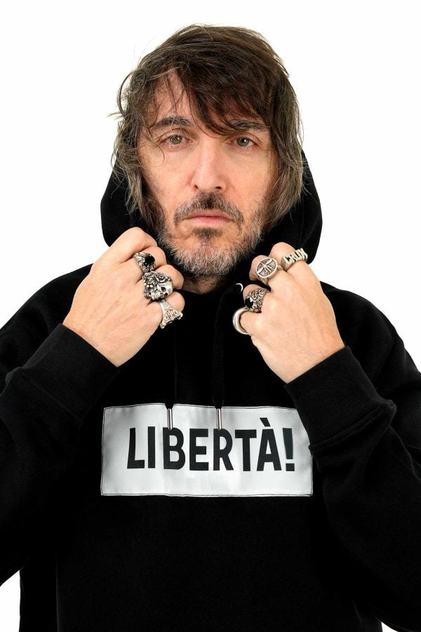 Giuseppe-Cruciani-Apache-Factory-C002-LIBERTA-FELPA-GIROCOLLO-NERA-600x900